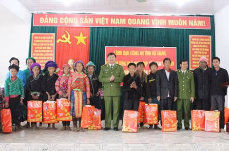Đại tá Hoàng Văn Mạnh, Phó Giám đốc Công an tỉnh trao quà Tết tặng các hộ gia đình.