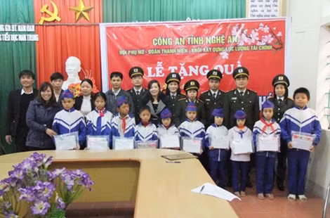 Tặng quà cho 10 cháu là học sinh nghèo vượt khó học giỏi tại Trường Tiểu học xã Nam Trung.