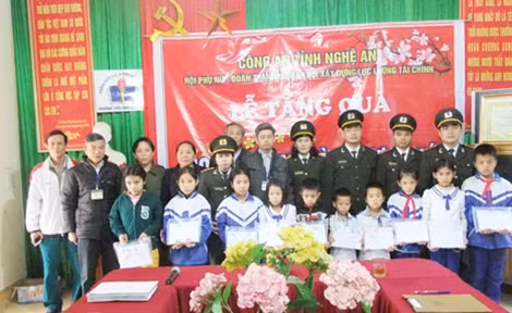 Tặng quà cho 10 cháu là học sinh nghèo vượt khó học giỏi tại Trường Tiểu học xã Nam Phúc.