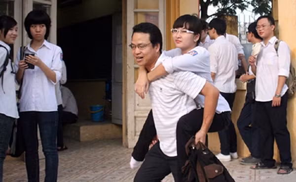 Người cha vất vả cõng con đi học 7 năm liền.