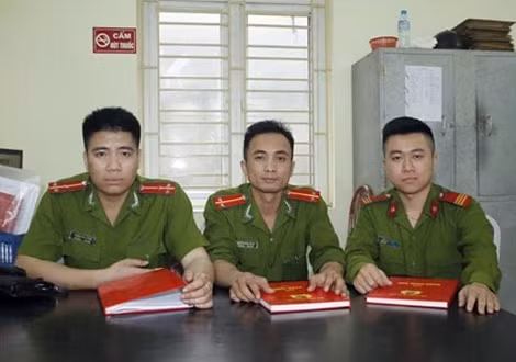 Các cán bộ chiến sĩ tham gia cứu người.