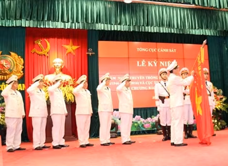 Thừa ủy quyền của Chủ tịch nước, Trung tướng Phan Văn Vĩnh gắn Huân chương Bảo vệ Tổ quốc hạng Nhì lên cờ truyền thống của Cục TMCS.