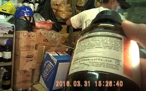 Chai chứa nửa lít axit với độ đậm 38%.
