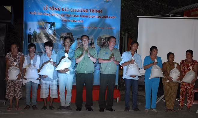 Đoàn hành quân dã ngoại tặng quà đồng bào có hoàn cảnh khó khăn ở địa phương