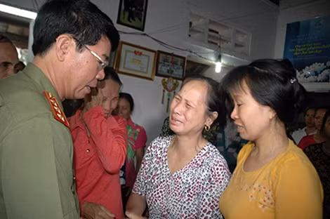 Thứ trưởng Bùi Văn Nam và đoàn công tác Bộ công an tới thăm hỏi, động viên thân quyến đồng chí Trần Mạnh Tùng.