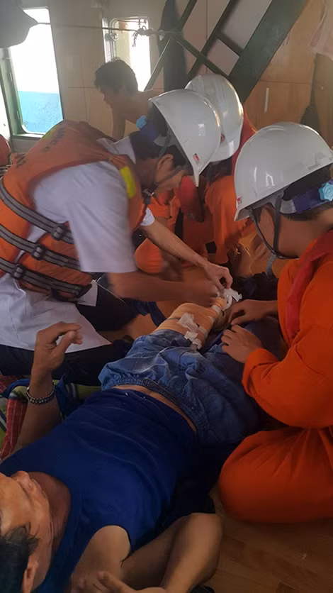 Ngư dân Lê Văn Hộ vừa được tàu SAR 412 đưa về đất liền.