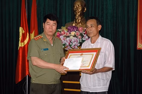 Thứ trưởng Bùi Văn Nam trao bằng khen của Bộ Công an truy tặng đồng chí Trần Mạnh Tùng và ủng hộ 60 triệu đồng cho ông Trần Đình Huân (phụ thân của đồng chí Tùng).