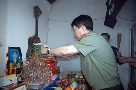 Thứ trưởng Bùi Văn Nam và đoàn công tác Bộ công an thắp hương viếng đồng chí Trần Mạnh Tùng.