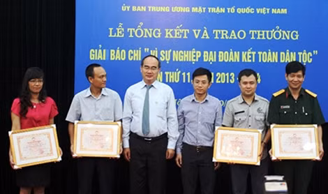 Đồng chí Nguyễn Thiện Nhân, Ủy viên Bộ Chính trị, Chủ tịch Uỷ ban Trung ương MTTQ Việt Nam trao Giải báo chí "Vì sự nghiệp Đại đoàn kết toàn dân tộc" lần thứ XI cho các tác giả.