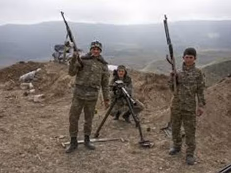 Những người lính Armenia chụp ảnh gần một điểm giao tranh ở Nagorno-Karabakh ngày 6-4-2016.