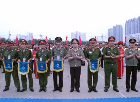 Trung tướng Nguyễn Xuân Mười tặng cờ lưu niệm cho các đơn vị tham gia.