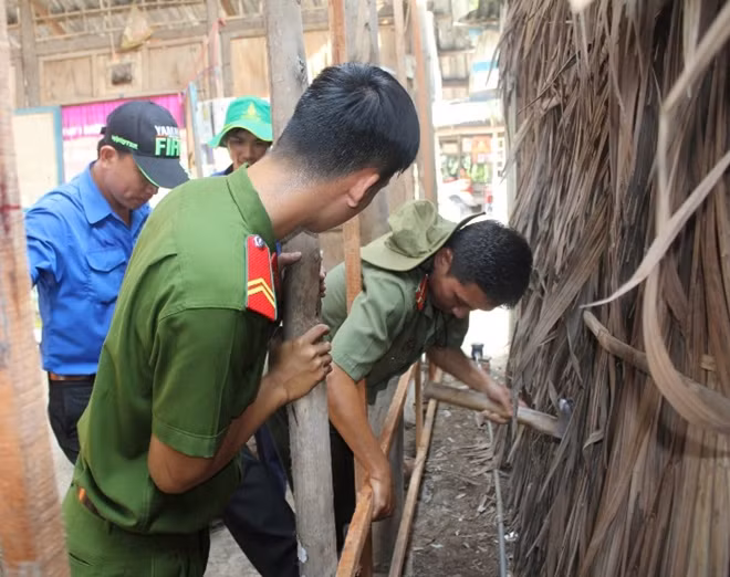 Đoàn viên thanh niên Công an Cần Thơ giúp dân dựng nhà.