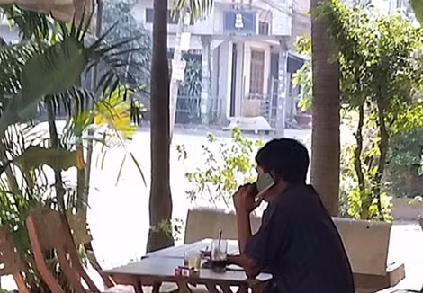 Một viên đại tá dỏm đang gọi điện dẫn dụ một con mồi mới..
