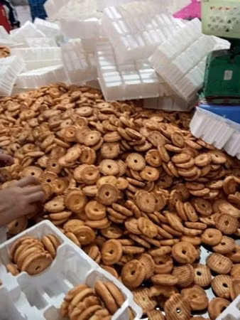 Các công đoạn làm bánh công nhân đều không được trang bị bảo hộ lao động gây mất vệ sinh an toàn thực phẩm.