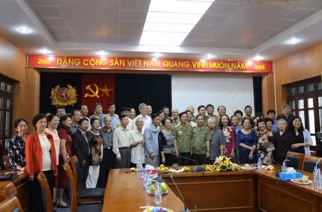 Thứ trưởng Thường trực Đặng Văn Hiếu chụp ảnh lưu niệm với các thế hệ lãnh đạo, cán bộ Cục Tài chính.