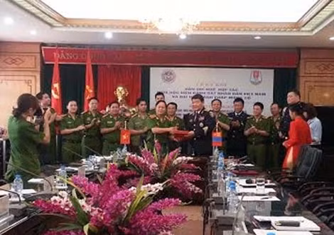 Trung tướng, GS.TS Nguyễn Xuân Yêm, Giám đốc Học viện CSND và đại diện Đại học Hành pháp Mông Cổ ký kết Bản ghi nhớ hợp tác.