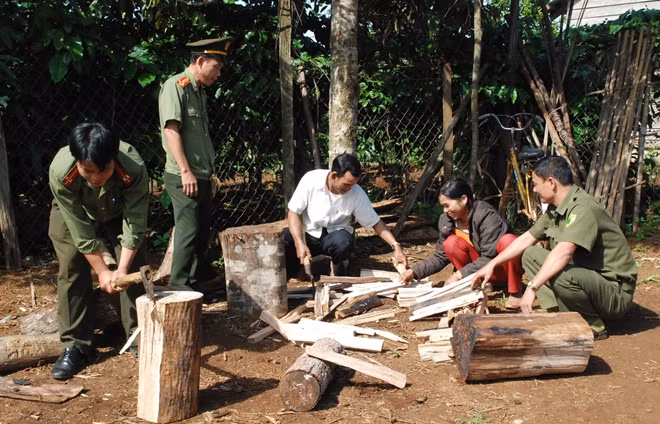 Lực lượng An ninh "3 cùng" với đồng bào Tây Nguyên.