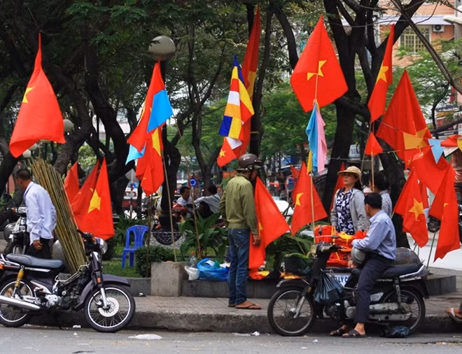 Cờ hoa rợp trên đường phố.