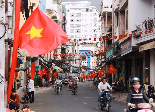 Một con đường trên địa bàn quận 5 được trang trí cờ hoa.