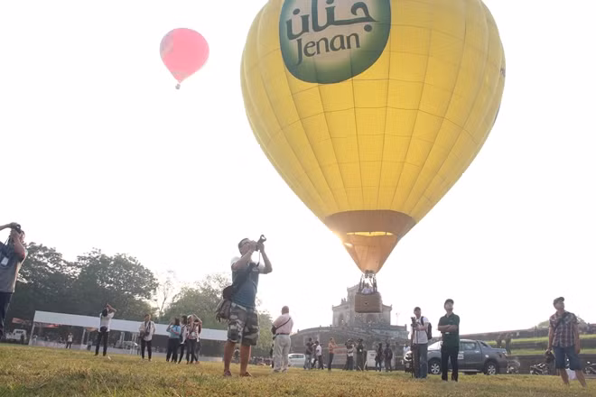 Tham gia trình diễn tại Festival Huế, mỗi khinh khí cầu có kích thước cao 25m, rộng 18m, trọng lượng tối đa 300kg.