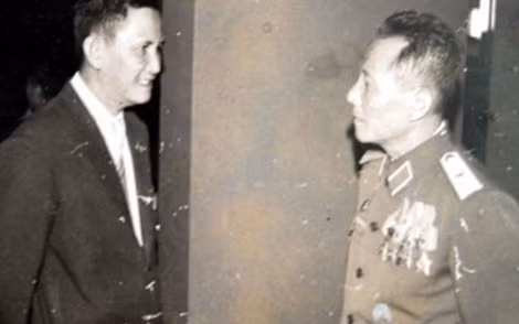 Ông Nguyễn Hữu Hạnh (bìa trái) tại Hội nghị Mặt trận Tổ quốc tại TP. Hồ Chí Minh năm 1976. (Ảnh: Tư liệu).