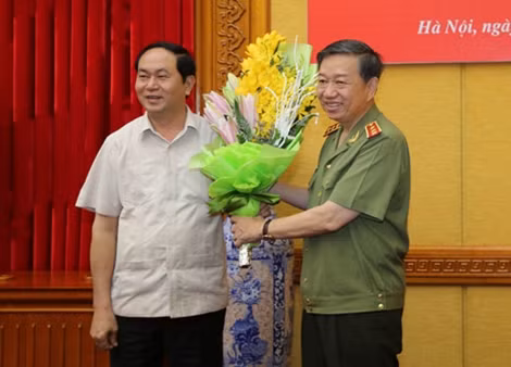Chủ tịch nước Trần Đại Quang tặng hoa chúc mừng Bộ trưởng Tô Lâm.