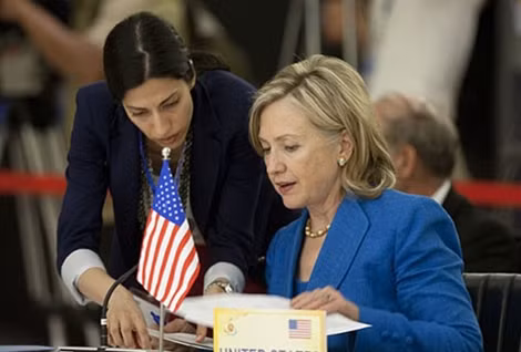 Huma Abedin luôn sát cánh cùng bà Hillary Clinton trong công việc.