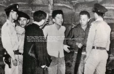 Anh hùng Trần Văn đang bị địch xử bắn tại pháp trường cát, chợ Bến Thành rạng sáng ngày 22-6-1965.