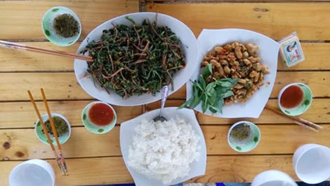 Một bữa cơm dân giã cùng gia đình chủ homestay.
