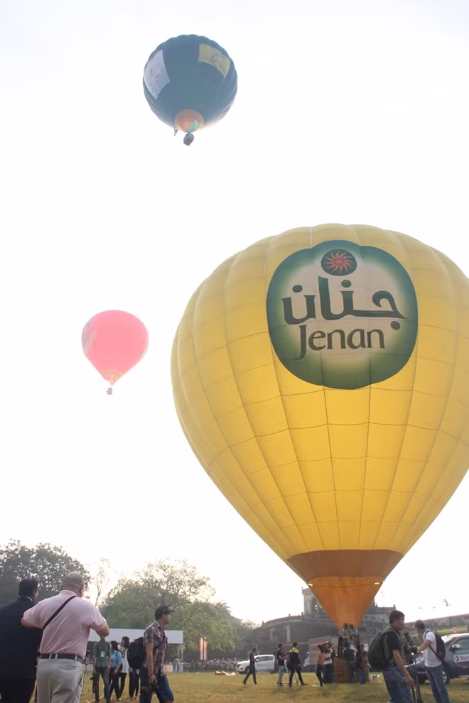Mặc dù Ngày hội khinh khí cầu quốc tế được tổ chức từ sáng sớm nhưng có rất đông du khách và người dân ở Huế đã kéo đến sân Hàm Nghi để chiêm ngưỡng.