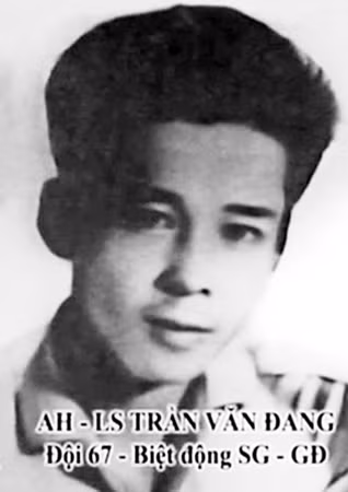 Di ảnh Anh hùng Trần Văn Đang.