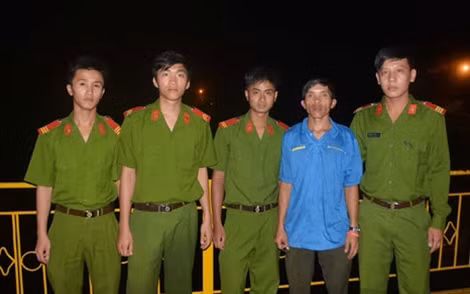 Các chiến sĩ cứu người phụ nữ nhảy cầu.