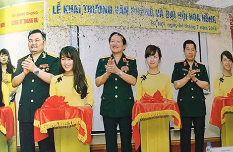 Mạo danh quân đội, tổ chức các chương trình hoành tráng, lôi kéo cả cán bộ cao cấp tham gia, Lê Xuân Giang (ngoài cùng bên trái) - Chủ tịch HĐQT kiêm Tổng Giám đốc Liên kết Việt đã lừa đảo nhiều người dân.