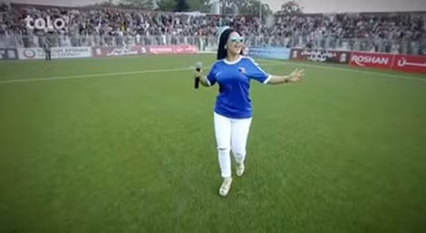 Aryana Sayeed biểu diễn trên sân bóng đá quốc gia ở Kabul.