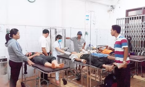 Các nạn nhân được đưa vào cấp cứu tại bệnh viện.