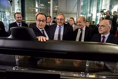 Tổng thống Pháp Francois Hollande (thứ hai từ trái sang) cùng Bộ trưởng Quốc phòng Jean-Yves Le Drian (thứ hai từ phải sang) thăm nhà máy đóng tàu của tập đoàn DCNS gần Nantes ngày 26-4-2016.