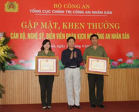 Thứ trưởng Bộ VHTTDL Vương Duy Biên trao tặng Bằng khen của Bộ VHTTDL cho tập thể Đoàn Kịch nói CAND và Đại tá, NSƯT Nguyễn Công Bảy. Thứ trưởng Bộ VHTTDL Vương Duy Biên trao tặng Bằng khen của Bộ VHTTDL cho tập thể Đoàn Kịch nói CAND và Đại tá, NSƯT Nguyễn Công Bảy.