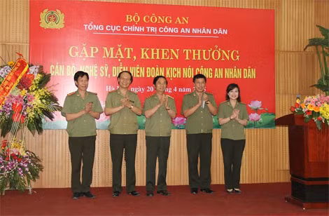 Thượng tướng Đặng Văn Hiếu, Ủy viên Trung ương Đảng, Thứ trưởng Thường trực Bộ Công an trao tặng Đoàn kịch CAND 50 triệu đồng. Thượng tướng Đặng Văn Hiếu, Ủy viên Trung ương Đảng, Thứ trưởng Thường trực Bộ Công an trao tặng Đoàn kịch CAND 50 triệu đồng.