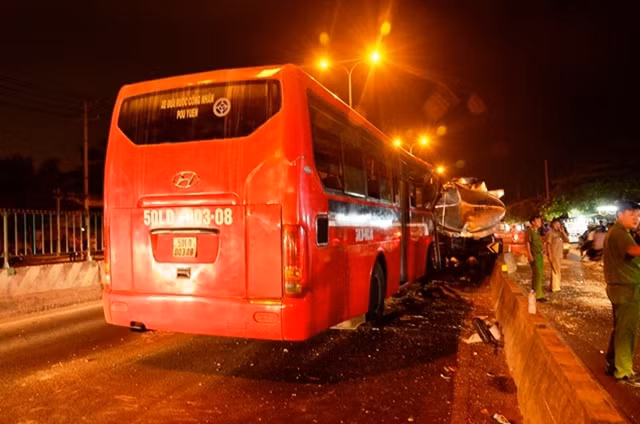 Vụ tai nạn chắn hết phần đường dành cho ô tô nên gây ùn ứ giao thông