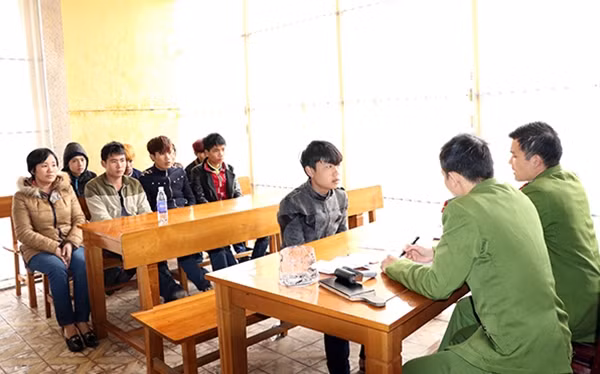 Hoàng Thị Cảnh và số người bị chị ta định đưa sang Trung Quốc.