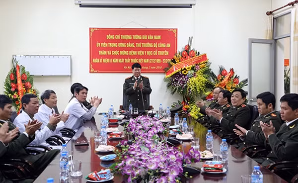 Thứ trưởng Bùi Văn Nam phát biểu chúc mừng các y, bác sĩ Bệnh viện YHCT nhân ngày truyền thống.