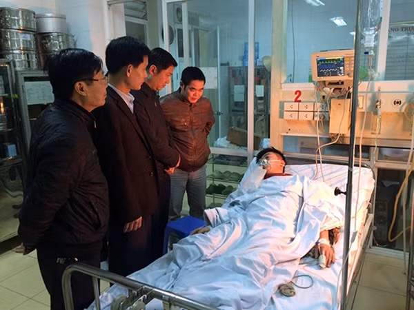 Đại diện lãnh đạo quận Ba Đình (Hà Nội) đến thăm hỏi, động viên chiến sĩ Toàn tại Bệnh viện 19-8 Bộ Công an.