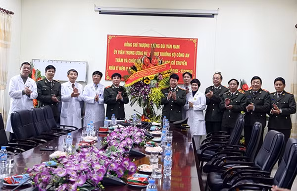 Thứ trưởng Bùi Văn Nam và các đại biểu.