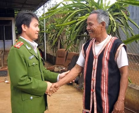 Già làng Tút cùng với Công an Gia Lai giữ gìn cuộc sống bình yên cho nhân dân.