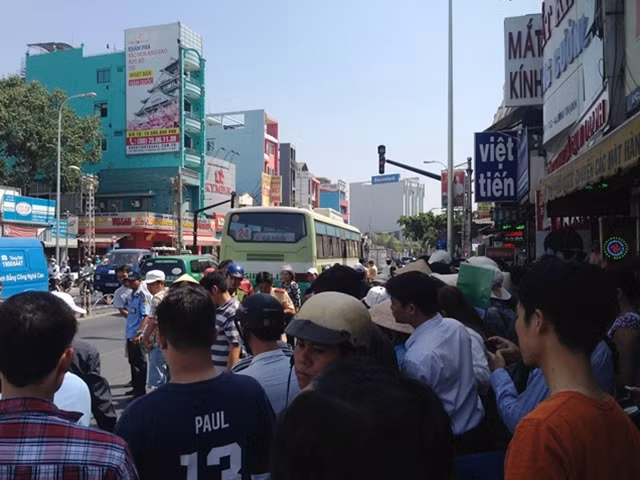 Hiện trường vụ TNGT khiến cô gái trẻ tử vong.