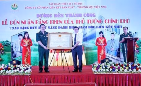 Đối tượng Lê Xuân Giang đón nhận Bằng khen giả của Thủ tướng Chính phủ do chính hắn sắp xếp.