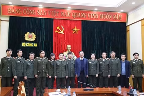 Đồng chí Nguyễn Văn Thành, Ủy viên Trung ương Đảng, Thứ trưởng Bộ Công an với các đại biểu tham dự buổi làm việc.