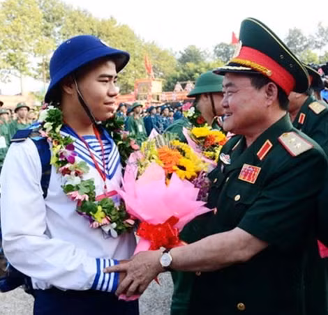 Chủ tịch UBND TP Hồ Chí Minh Nguyễn Thành Phong và Trung tướng Trần Đơn – Thứ trưởng Bộ Quốc phòng tặng hoa, động viên các tân binh nhập ngũ.