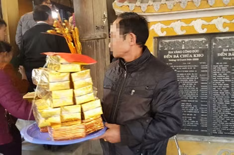 Dâng tiền vàng trong Đền Bà Chúa Kho.