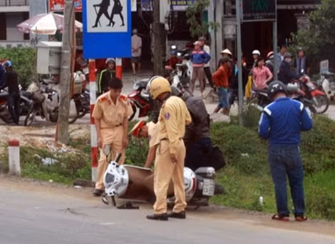 Lực lượng CSGT Công an Quảng Nam đang tiến hành khám nghiệm hiện trường điều tra nguyên nhân vụ TNGT liên hoàn vào sáng ngày 24/2.